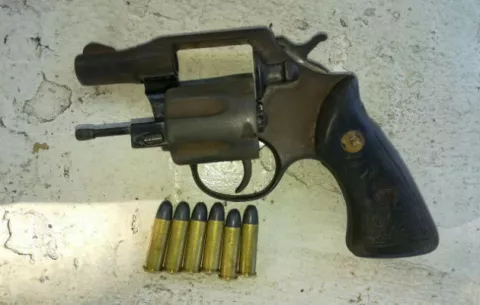 Formulan cargos a dos sujetos por tenencia ilícita de armas de fuego