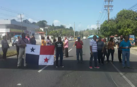 ¡Se emberracan! Cierran vías por deficiencias en escuelas de Colón 