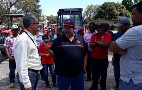 Productores retiran tractores de sede del Mida en Chiriquí 