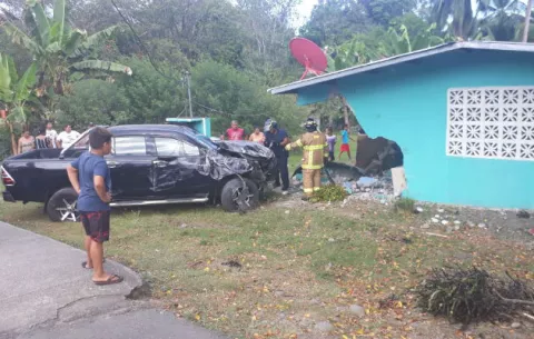 Auto choca contra una residencia  y queda dentro de la sala