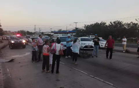 Carecen de agua y se ven obligados a invertir en la compra del líquido