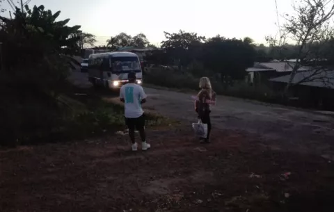 Tildan de pésimo el servicio de transporte en Los Chorritos