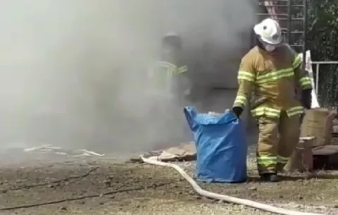 Llamas consumen contenedor y causa pánico en Villa Dora