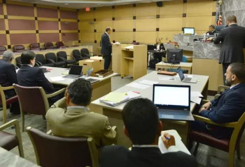 Adolescente culpa a medicamento contra acné por su conducta homicida