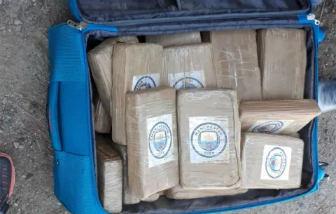 Agarran a panameño con 65 paquetes de droga en dos maletas en Natá