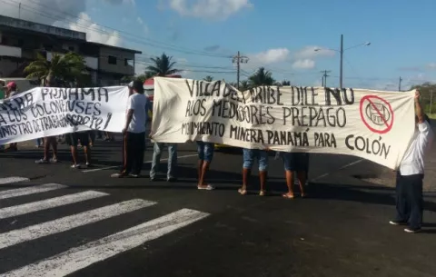 Protestan en Colón exigiendo empleo en minera y contra medidores pre pago