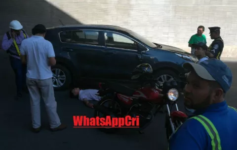 ¡Increíble! Sujeto se lanza desde una estación del Metro y cae sobre un auto