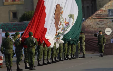 La enseña mexicana es izada al revés en un acto de Peña Nieto en el Día de la Bandera