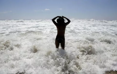 Miles de personas conviven en el Festival Nudista de la playa mexicana Zipolite