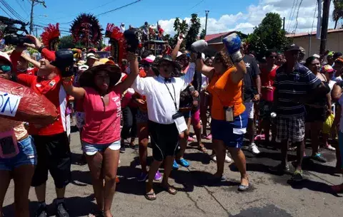 Enorme salchicha, guantes de boxeo y guineos destacan en tunas de Montijo 