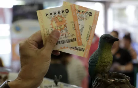 Mujer gana 560 millones de dólares en una lotería e interpone demanda en EE.UU.