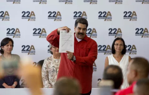 Nicolás Maduro oficializa su candidatura para las presidenciales de abril