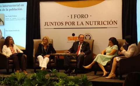 Alimentos procesados, aditivos y desnutrición, en I Foro de nutrición