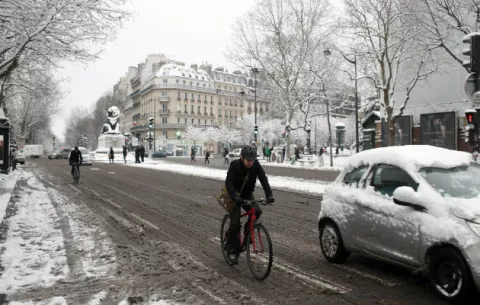 La mayor nevada de París en décadas causa serios problemas en el sector transporte