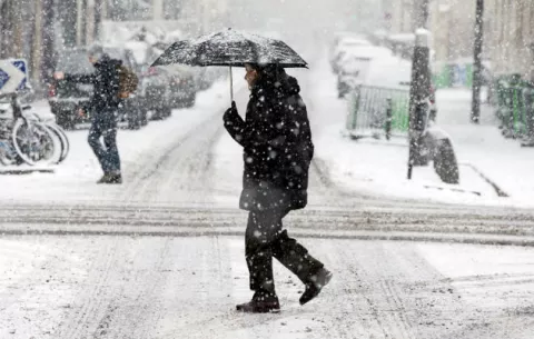 Gran nevada en París, cierran acceso de personas a la Torre Eiffel