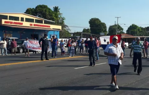 Pescadores artesanales cierran vía en San Carlos, exigen remover una cerca   
