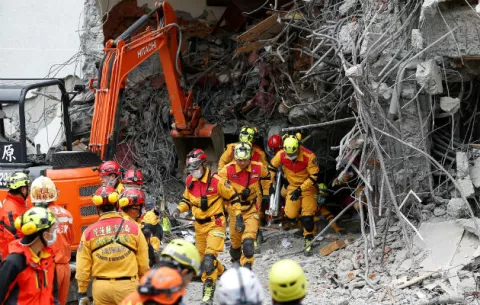 Buscan supervivientes de terremoto que ha dejado seis muertos en Taiwán