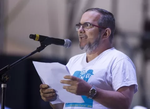 Candidato de las FARC Rodrigo Londoño  es agredido con huevos, piedras y tomates 