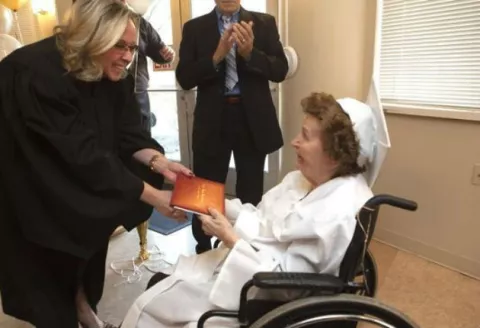 Anciana de 98 años se gradúa de secundaria en escuela de Michigan