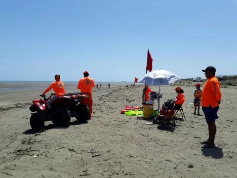 Mantienen cierre de playa Monagre por presencia de serpientes marinas