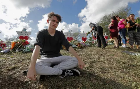 Sobrevivientes de tiroteo en escuela de Florida canalizan iras y tristezas