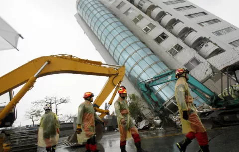 Detienen al promotor de un complejo comercial que colapsó por un terremoto en Taiwán 