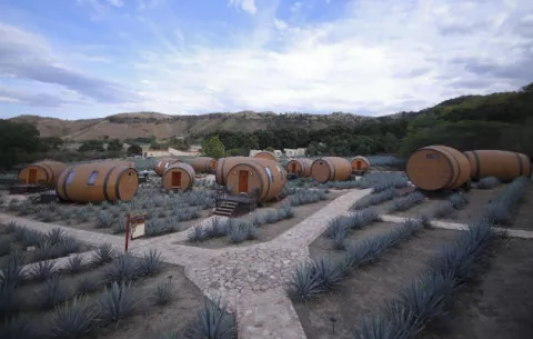 Jalisco promueve un hotel muy ligado a su bebida tradicional el tequila 