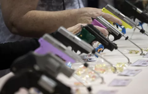 Para prevenir los tiroteos Trump está dispuesto a enfrentarse a la Asociación Nacional del Rifle