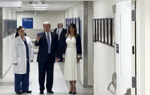 Donald Trump y su esposa visitan el  hospital de Florida que atiende a heridos del tiroteo en escuela