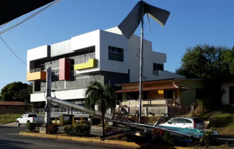 Valla publicitaria se desploma en plena vía de la ciudad de Chitré
