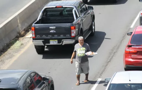 Aprovechan el Carnaval para vender comestibles en la autopista Arraiján-La Chorrera