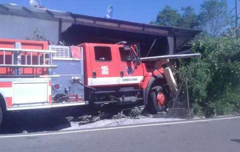 Carro de los bomberos se estrella contra residencia y deja siete heridos en Volcán