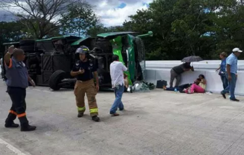 Veinte heridos, uno de gravedad, tras vuelco de bus de ruta Chitré-Santiago