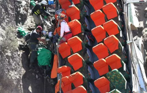 Mueren 9 personas y otras 50 resultaron heridas tras caída de autobús