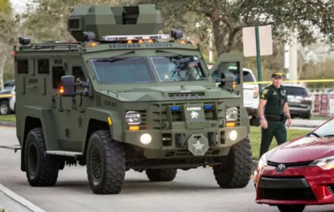 Suspenden a dos policías por acudir al tiroteo de Florida 