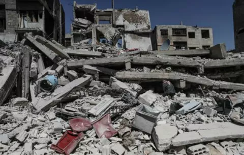 Mueren 76 personas por bombardeos de aviones