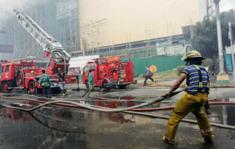 Suben a 5 la cifra de muertos en el incendio de un hotel en Manila