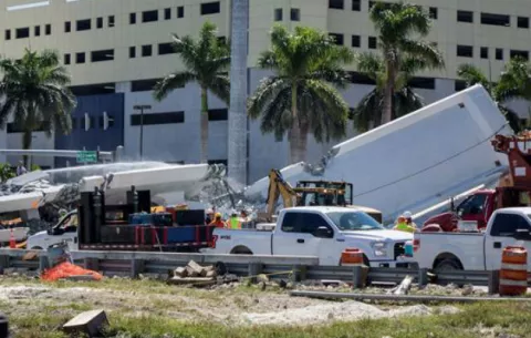 Presentan la primera demanda por colapso de puente peatonal 