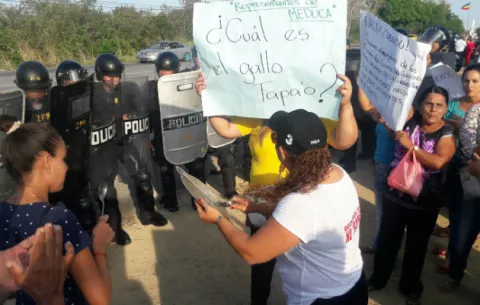 Solicitan maestros y les cae la policía en escuela La Colorada