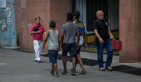 Niños desamparados deambulan por las calles de Venezuela