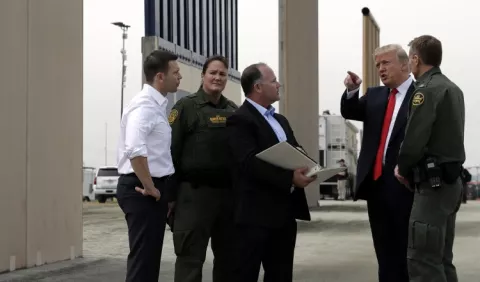 Trump revisa modelos de muro