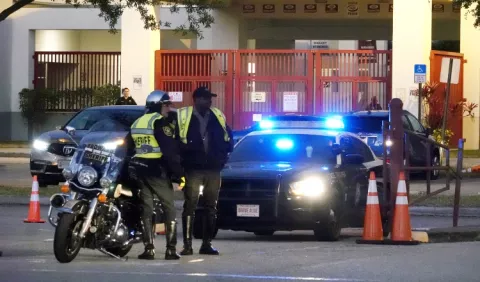 Detenidos por robar objetos de un memorial