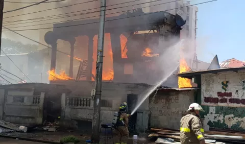 Fuego termina con caserón deshabitado