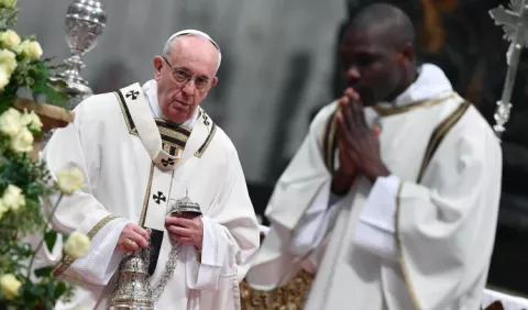 El papa anuncia que tendrá que ser operado