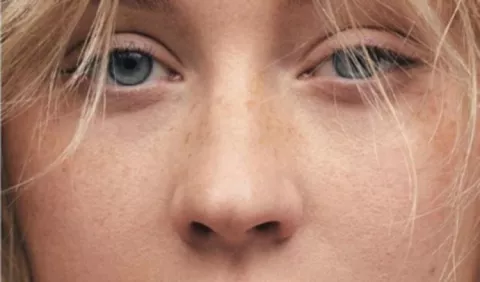 Aguilera posa sin una gota de maquillaje