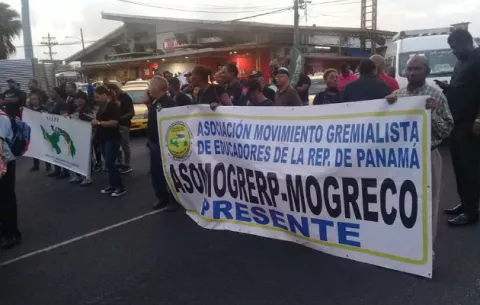 Tocando pailas y gritando consignas, protestan colonenses vestidos de negro 
