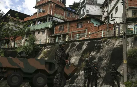 Detienen a cuatro policías en operativo contra milicia en Río de Janeiro