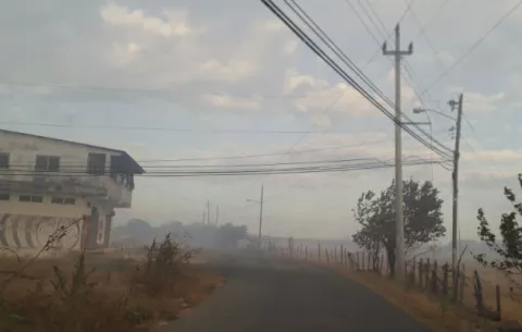 Serias afectaciones deja incendio en vertedero de Chitré