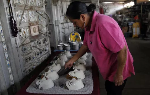 [VIDEO] Alfareras recuerdan víctimas del feminicidio en México