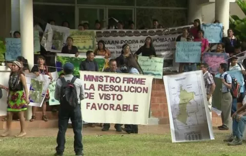 Indígenas cierran las puertas de Mi Ambiente por conflicto de tierras